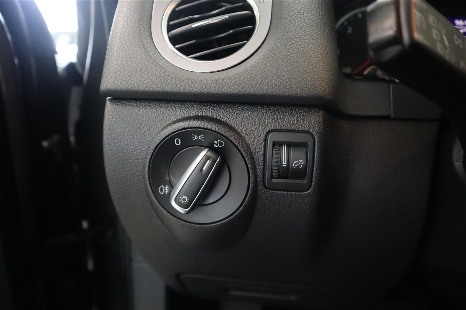 VOLKSWAGEN Tiguan 2011