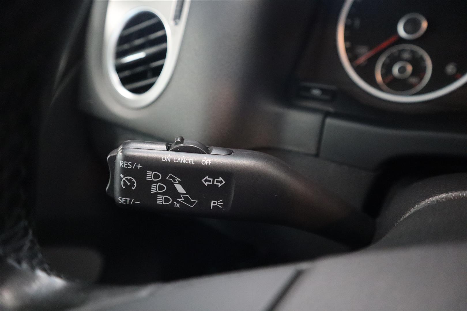 VOLKSWAGEN Tiguan 2011