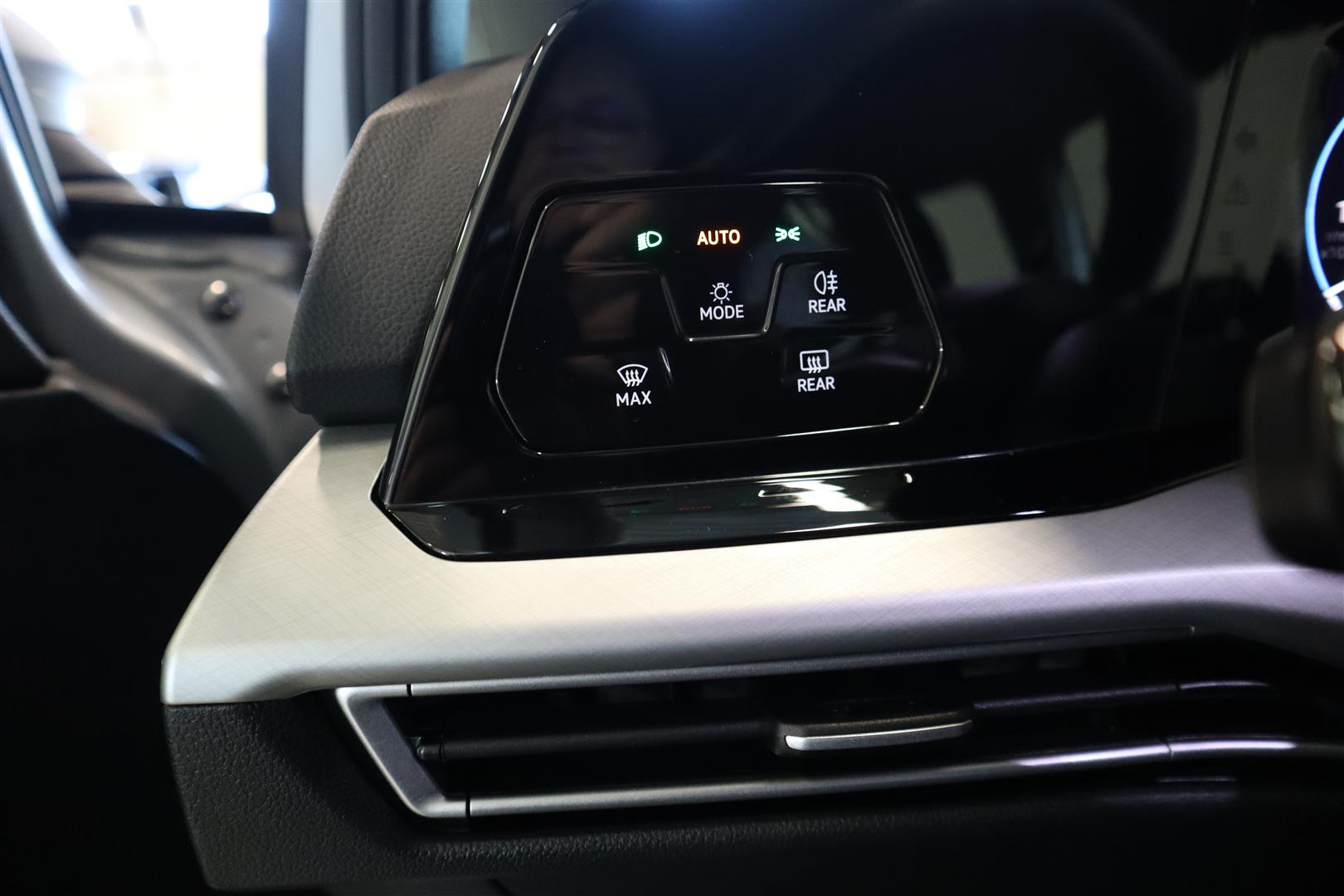 VOLKSWAGEN Golf 2024