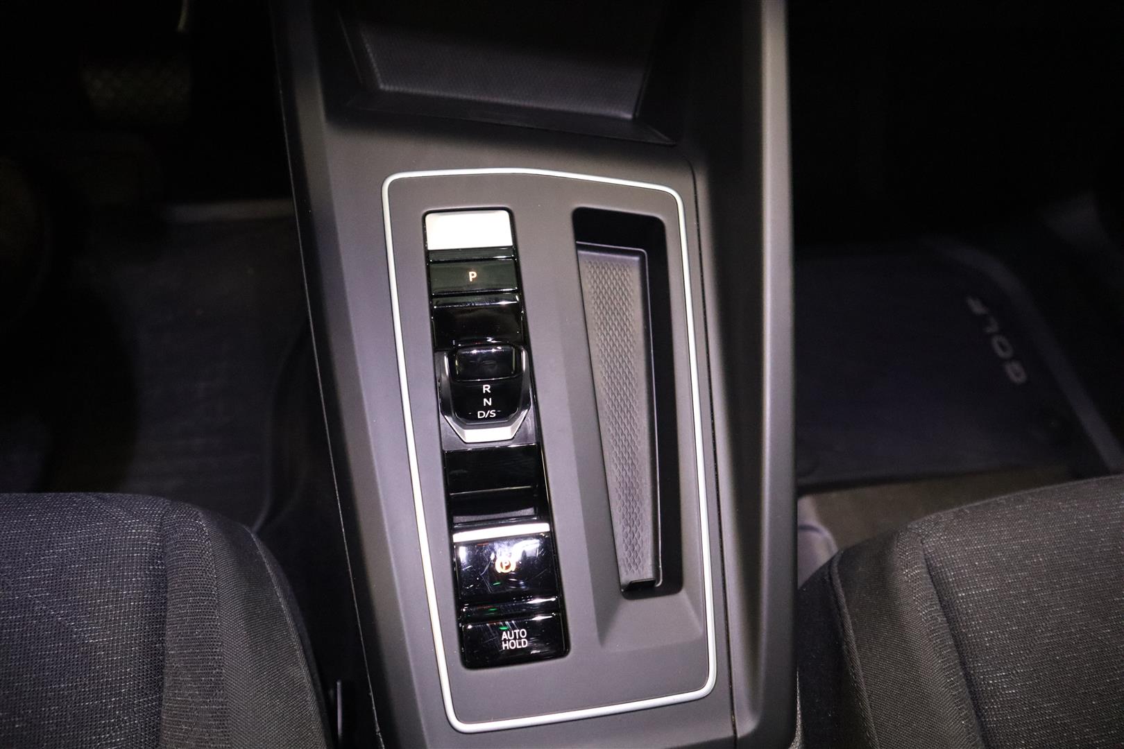 VOLKSWAGEN Golf 2024