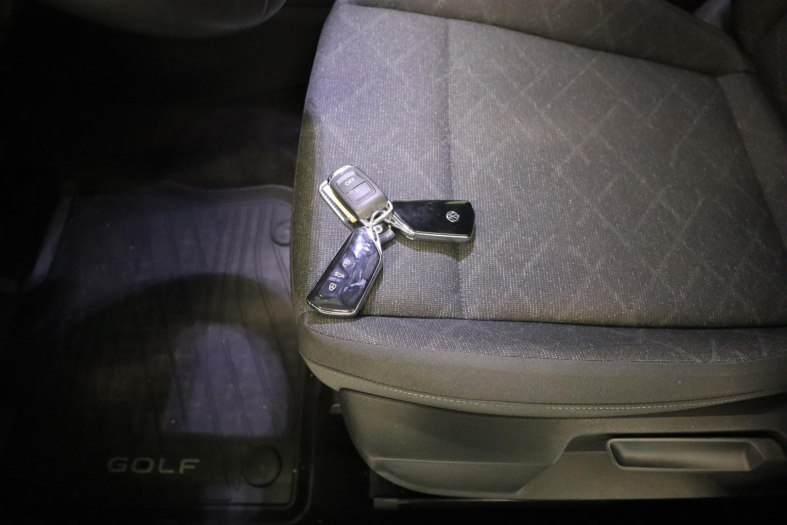 VOLKSWAGEN Golf 2024