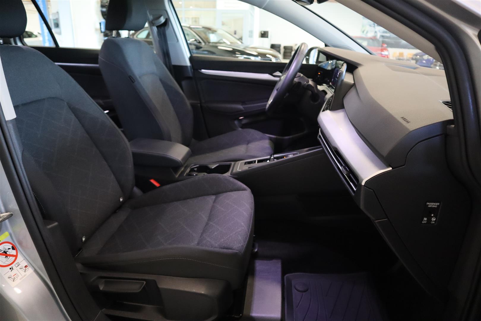 VOLKSWAGEN Golf 2024