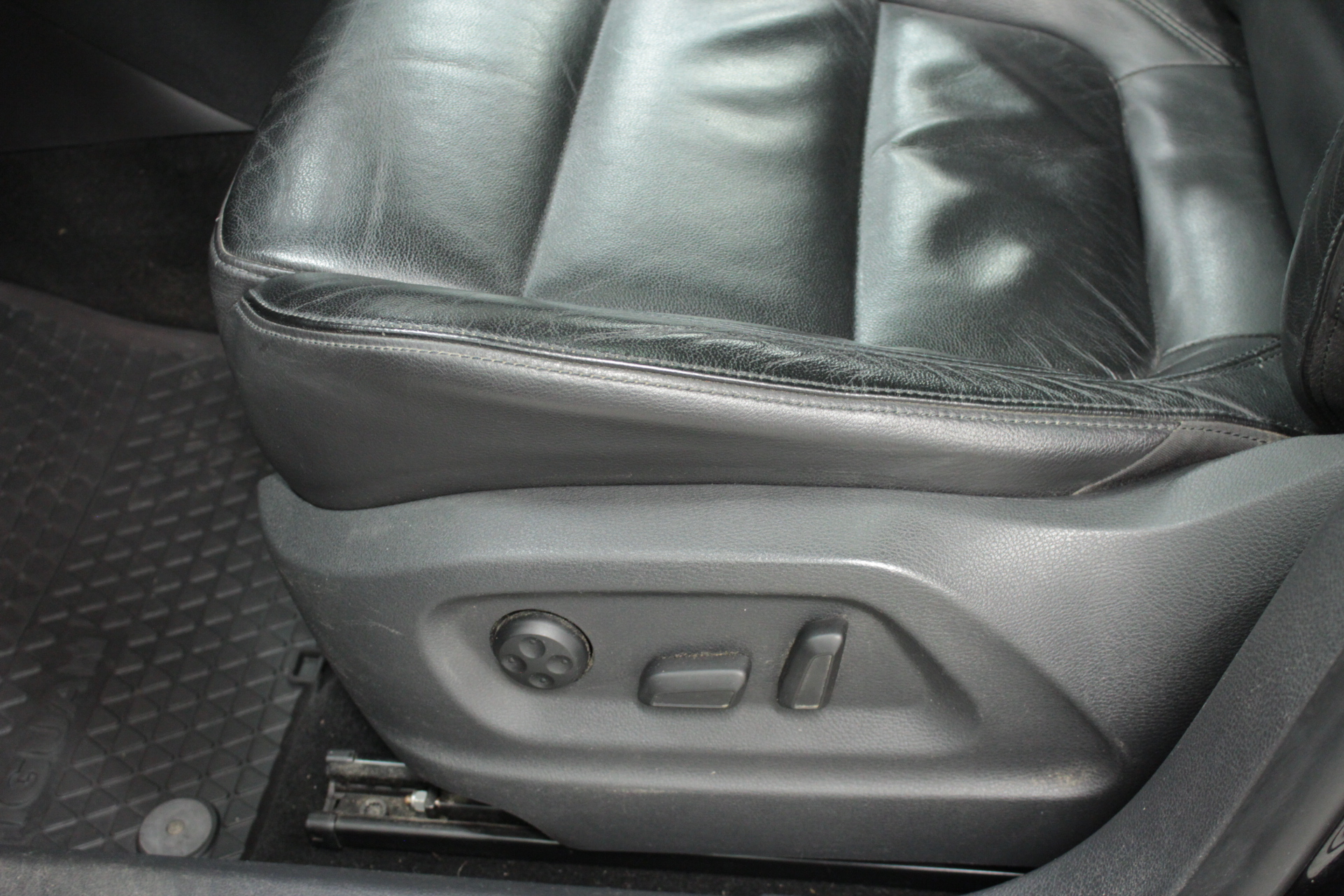 VOLKSWAGEN Tiguan 2012