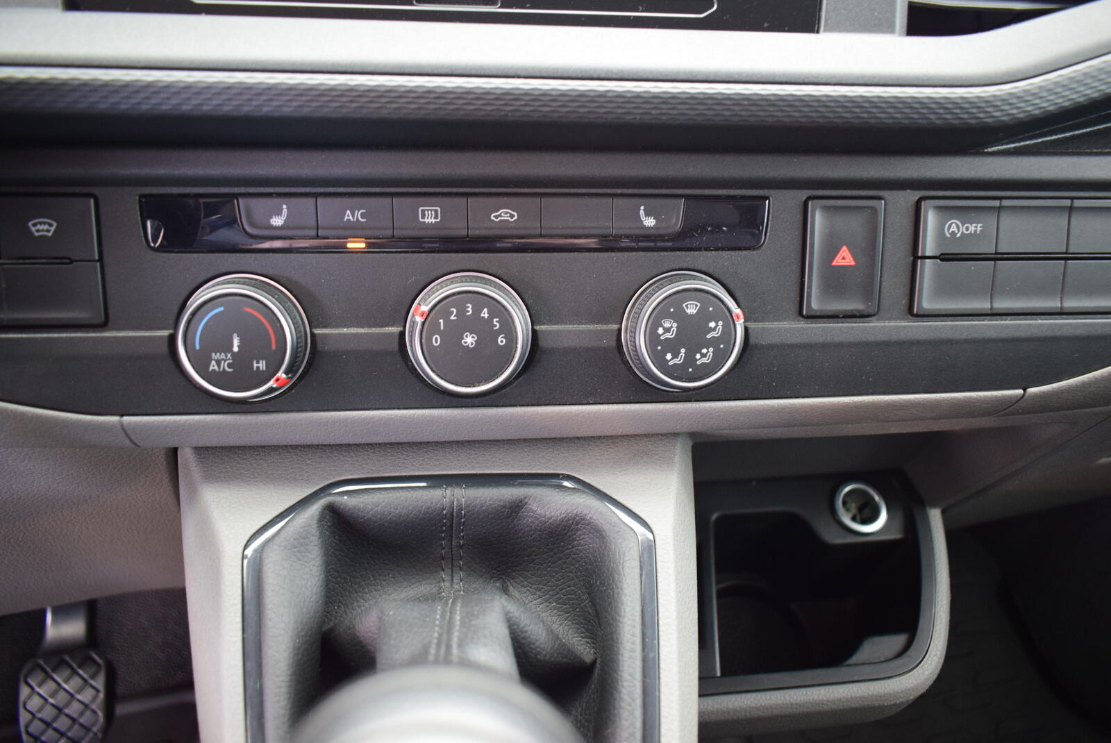 VOLKSWAGEN Transporter 12