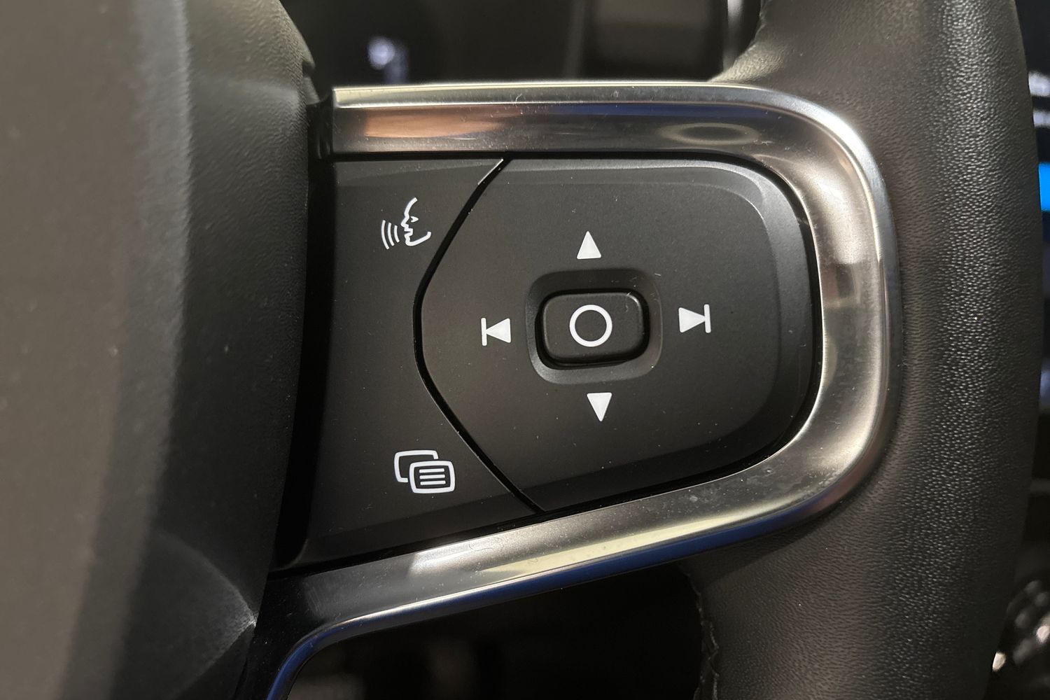 VOLVO XC40 2023
