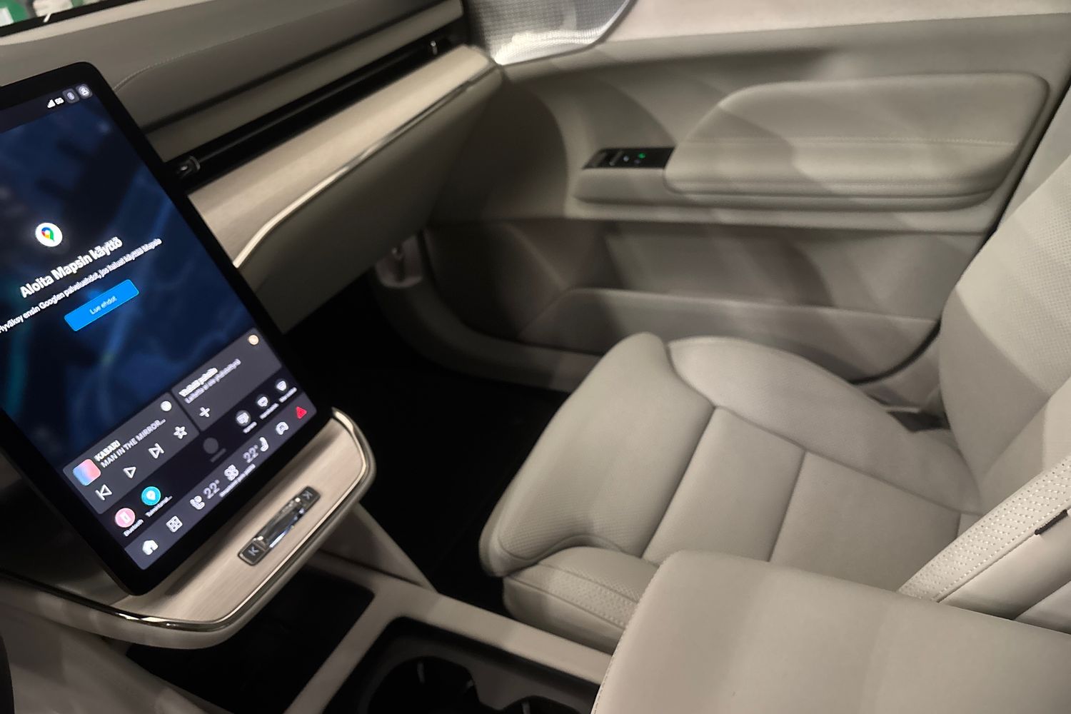 Volvo ES90 11