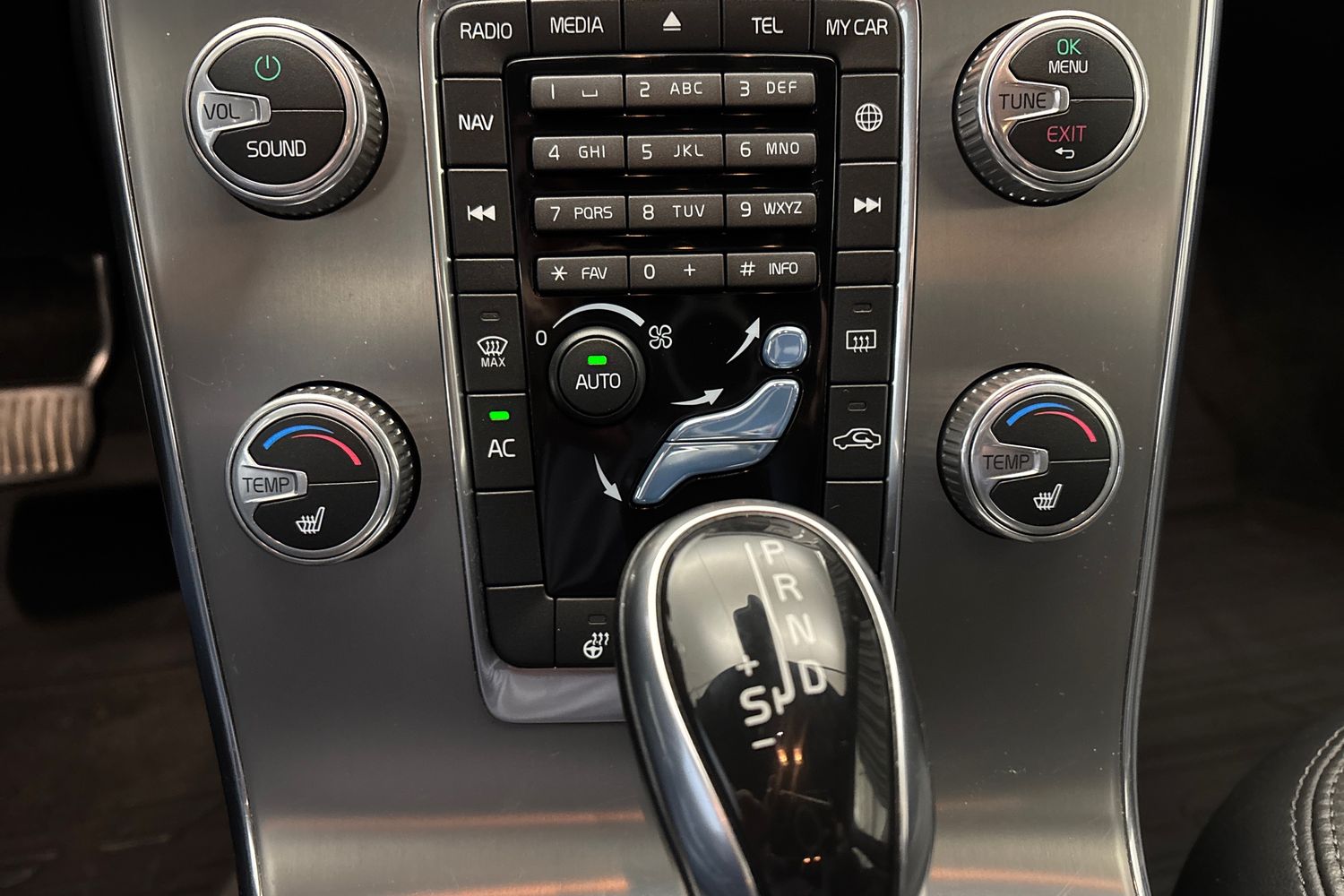 VOLVO V60 2015