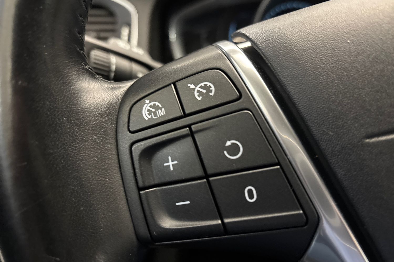 VOLVO V60 2015