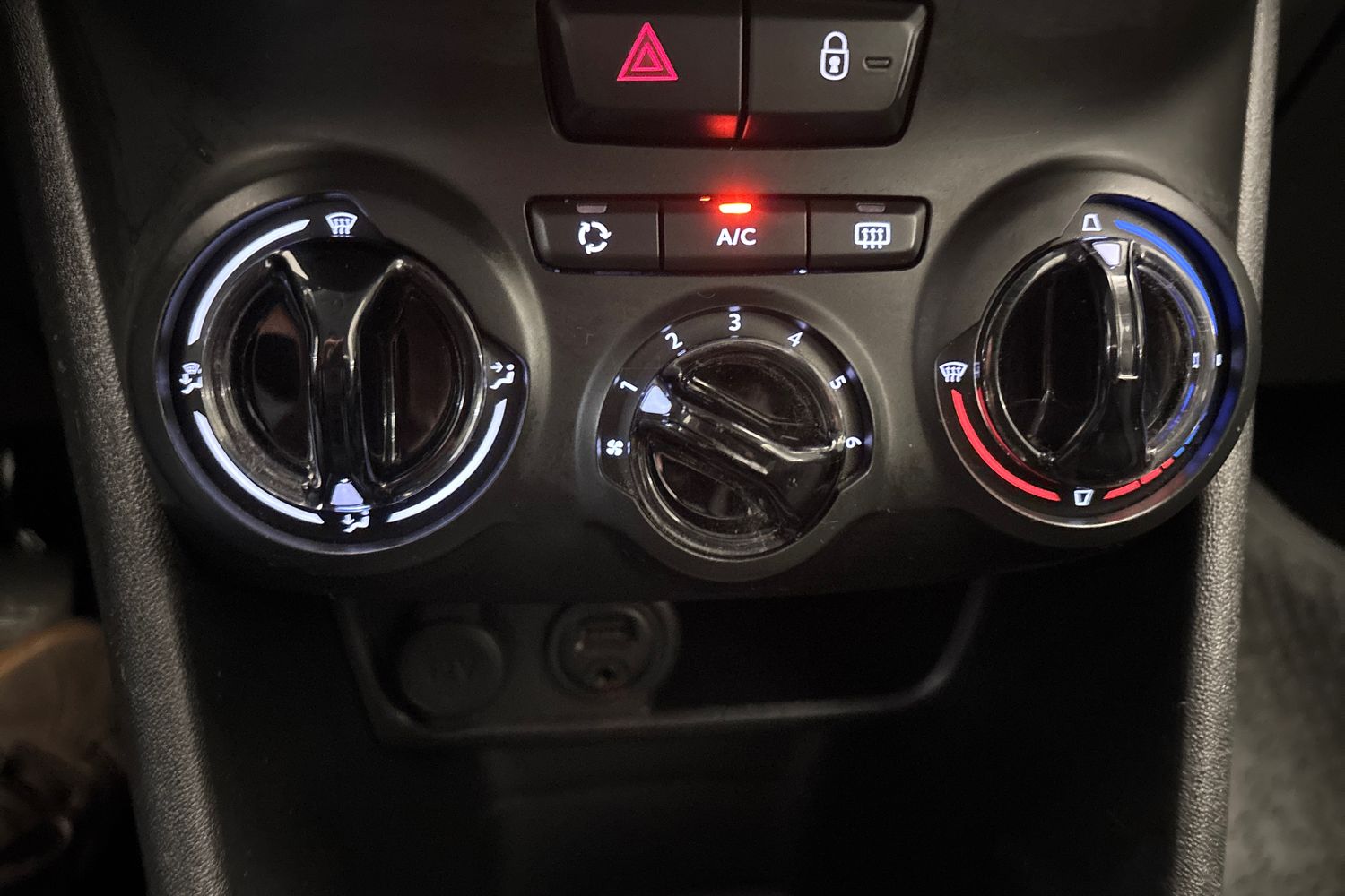PEUGEOT 208 2015