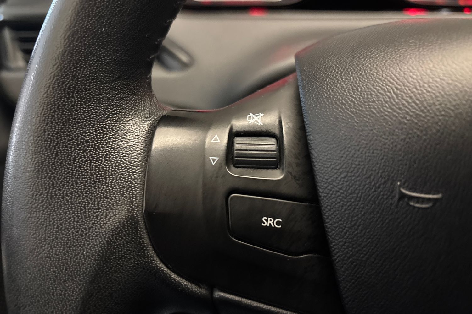 PEUGEOT 208 2015