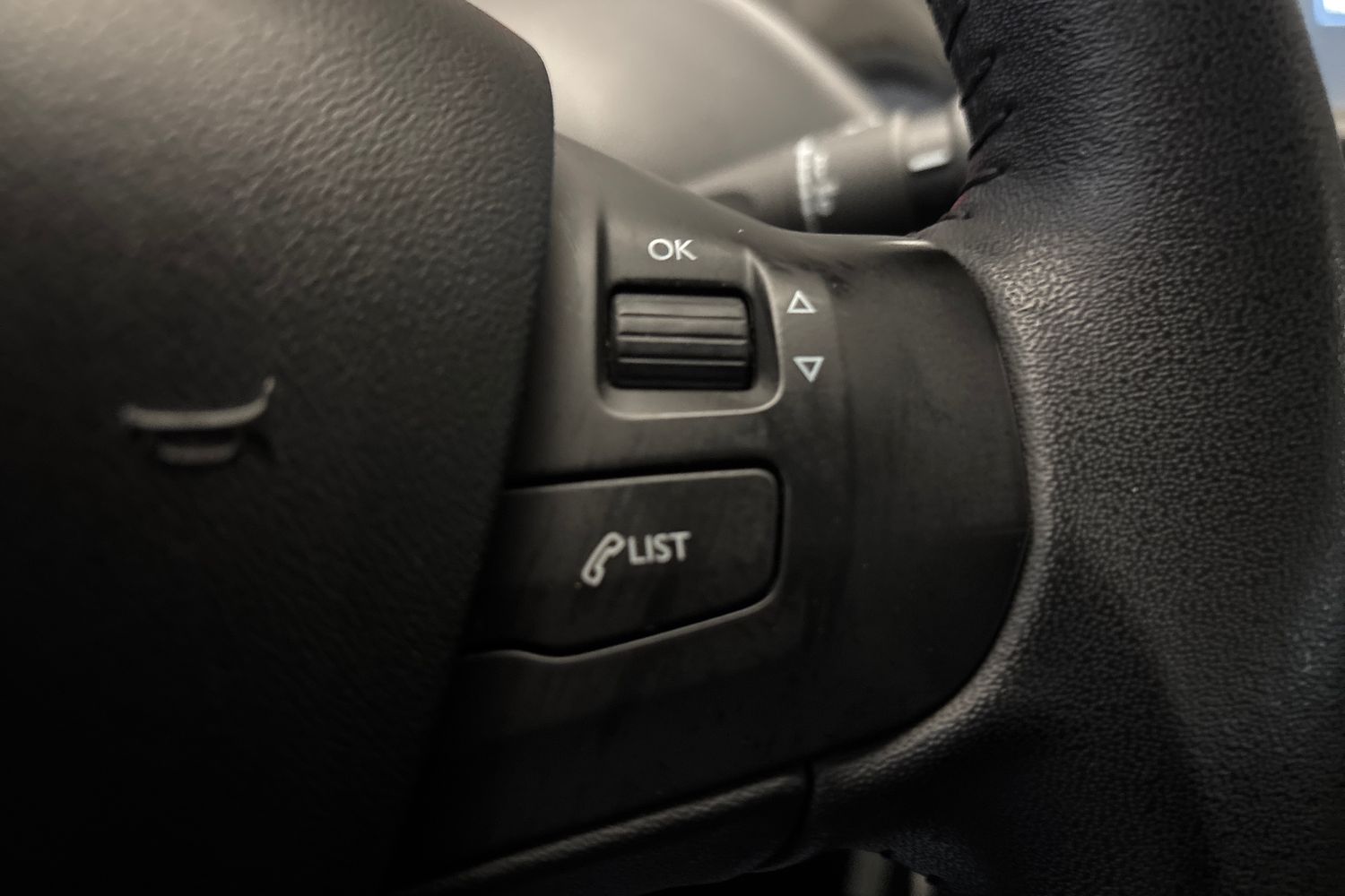 PEUGEOT 208 2015