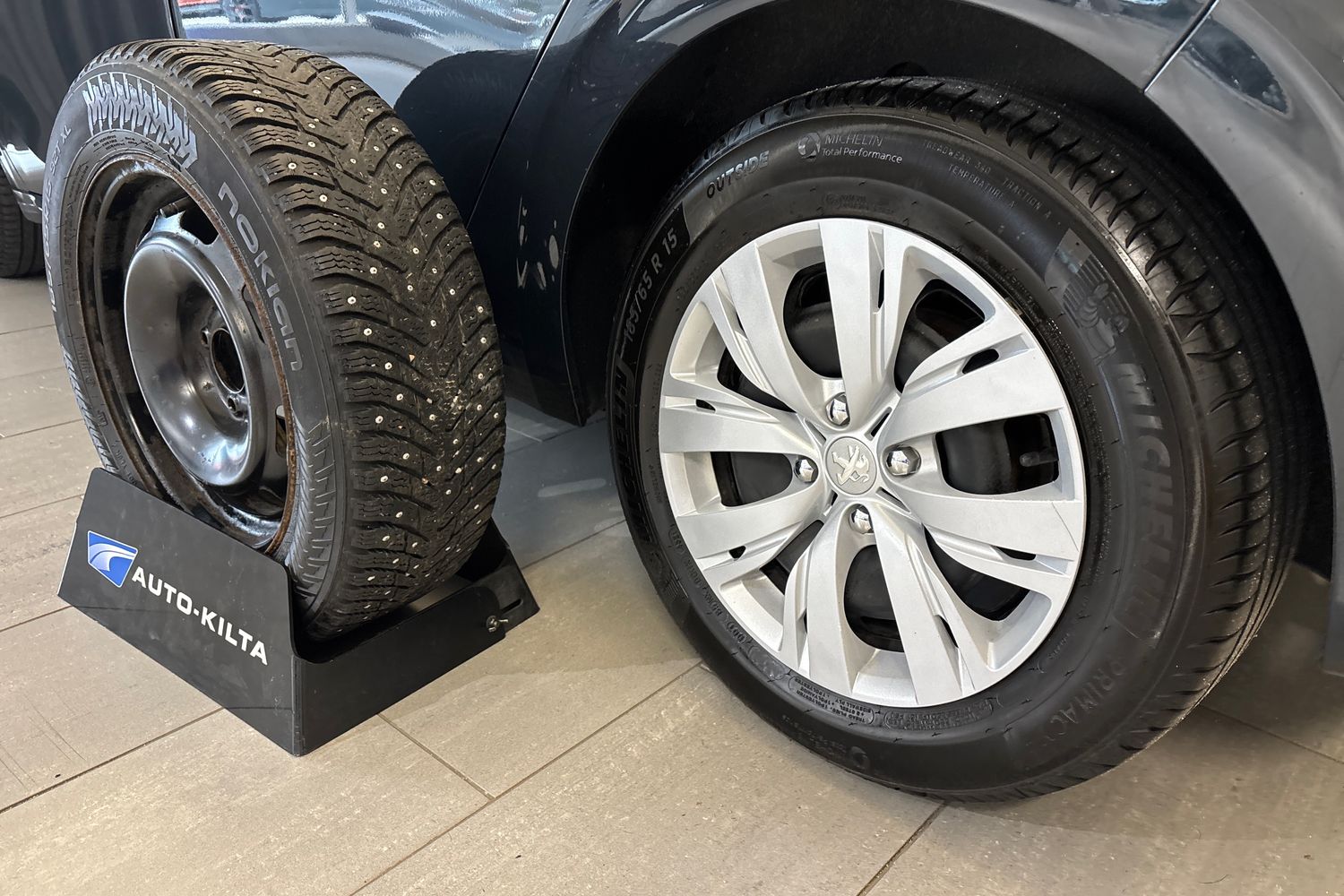 PEUGEOT 208 2015