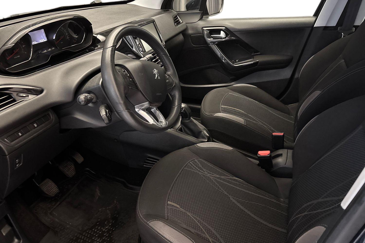PEUGEOT 208 2015