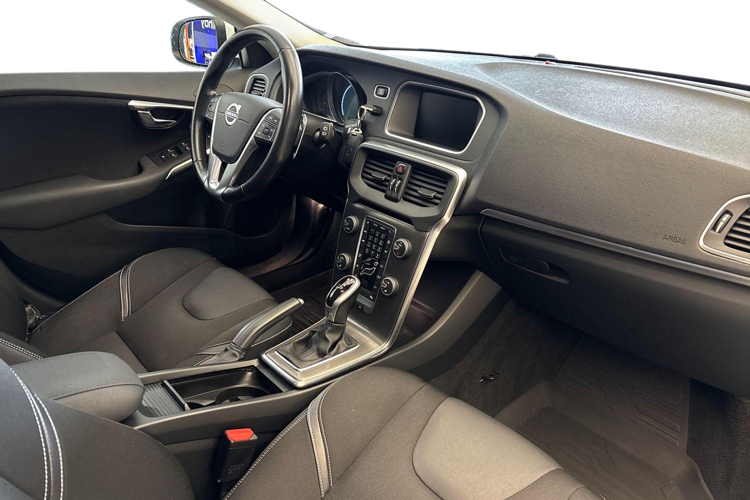 VOLVO V40 2016