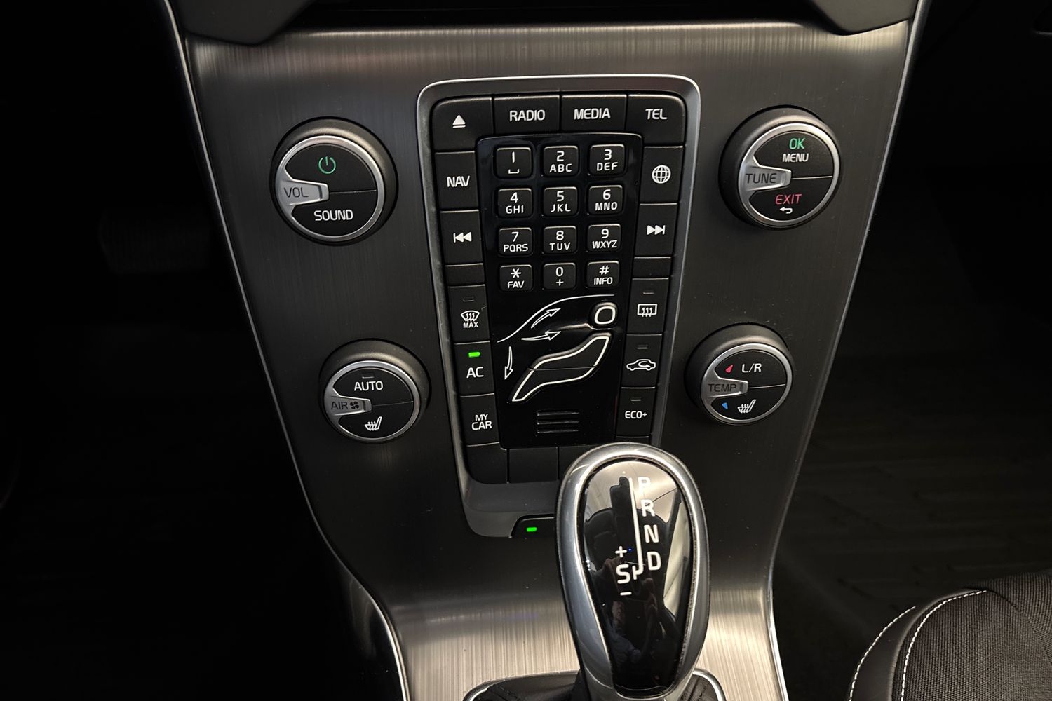 VOLVO V40 2016
