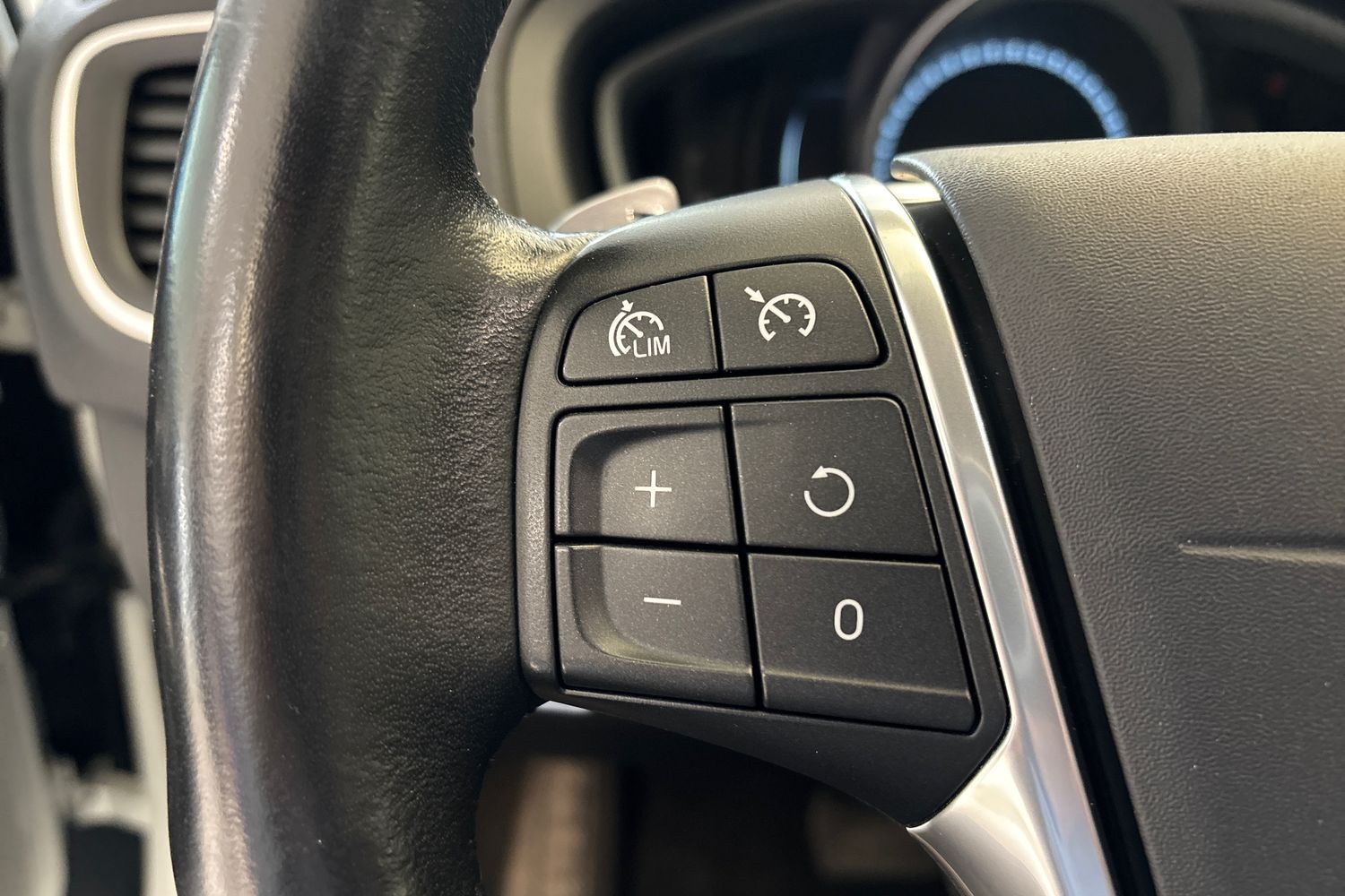 VOLVO V40 2016