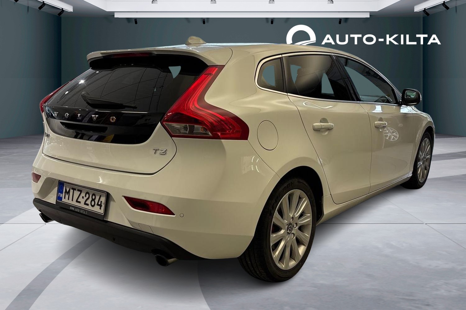 VOLVO V40 2016