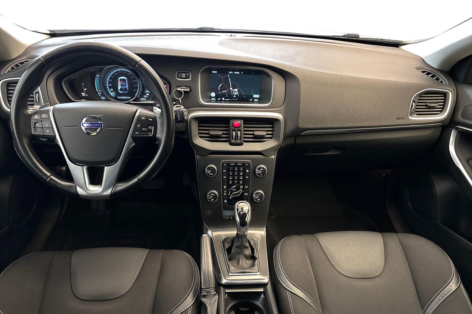 VOLVO V40 2016