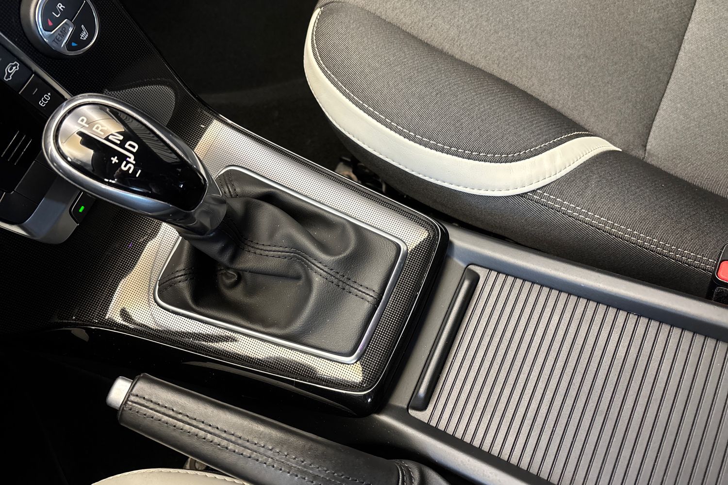 VOLVO V40 2019