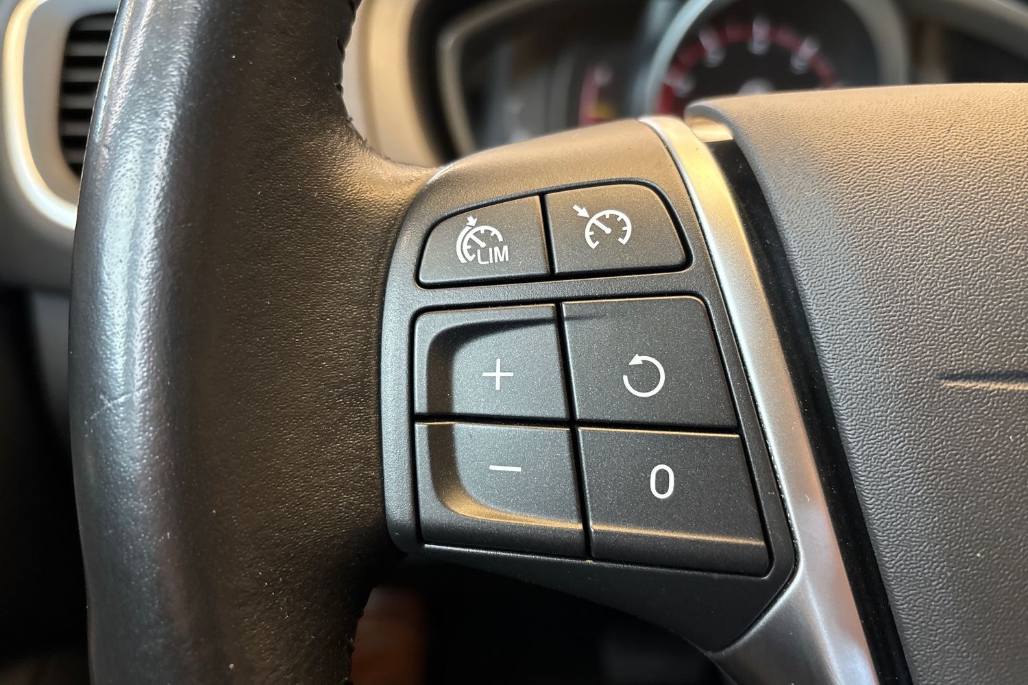 VOLVO V40 2019
