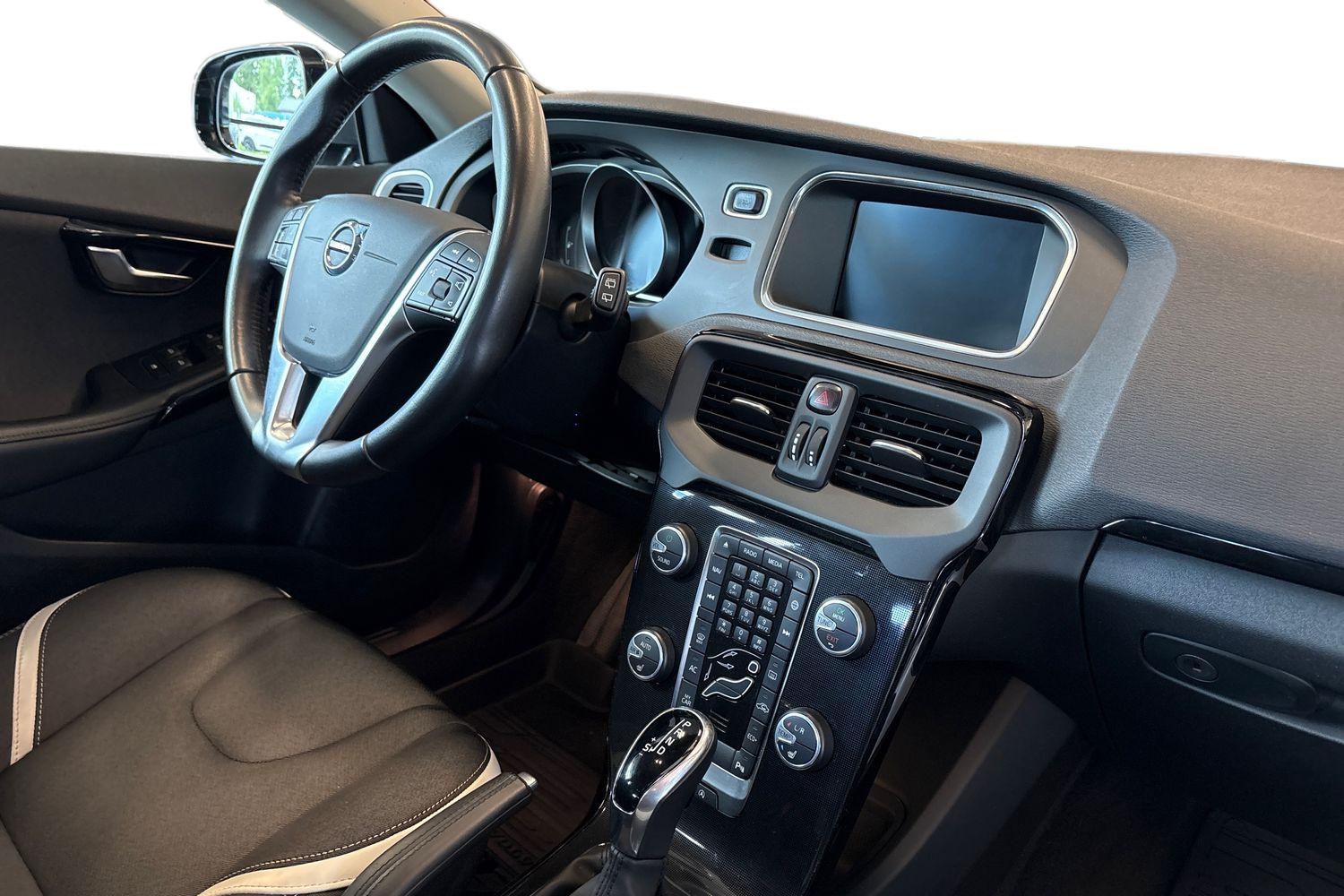 VOLVO V40 2019