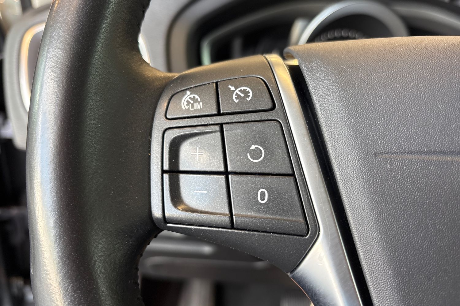 VOLVO V40 2019