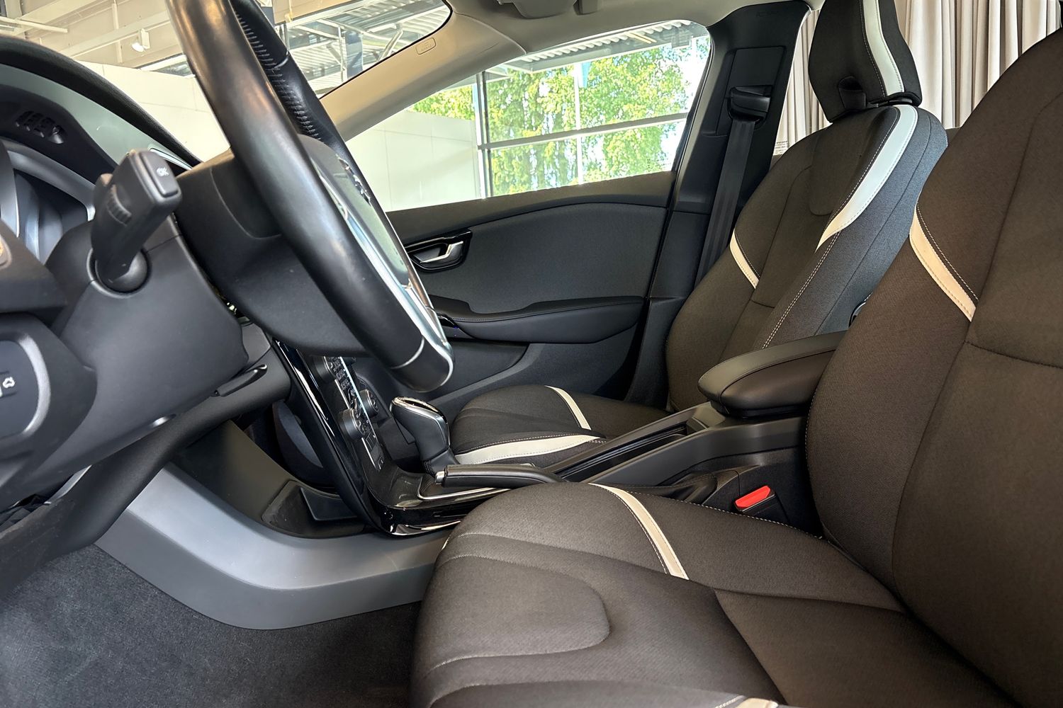 VOLVO V40 2019