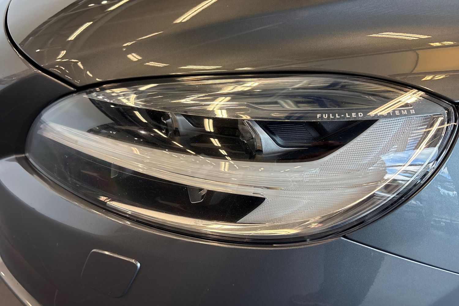 VOLVO V40 2019