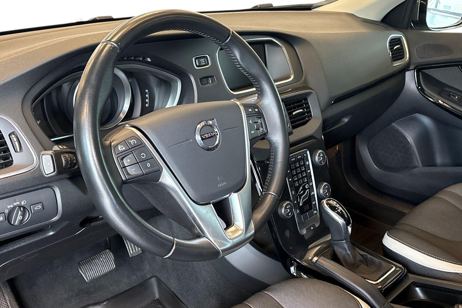 VOLVO V40 2019