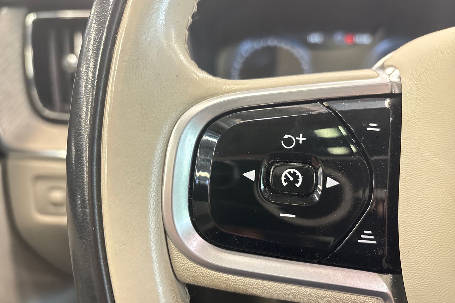 VOLVO XC60 18