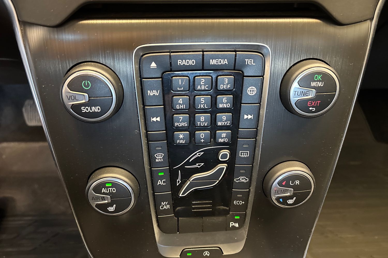 VOLVO V40 2015