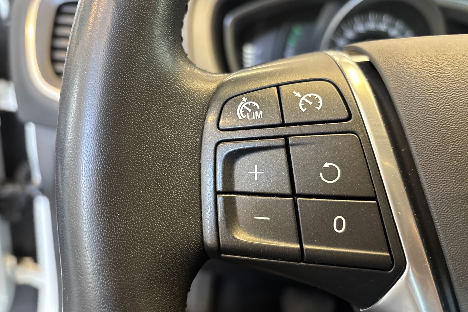 VOLVO V40 2015