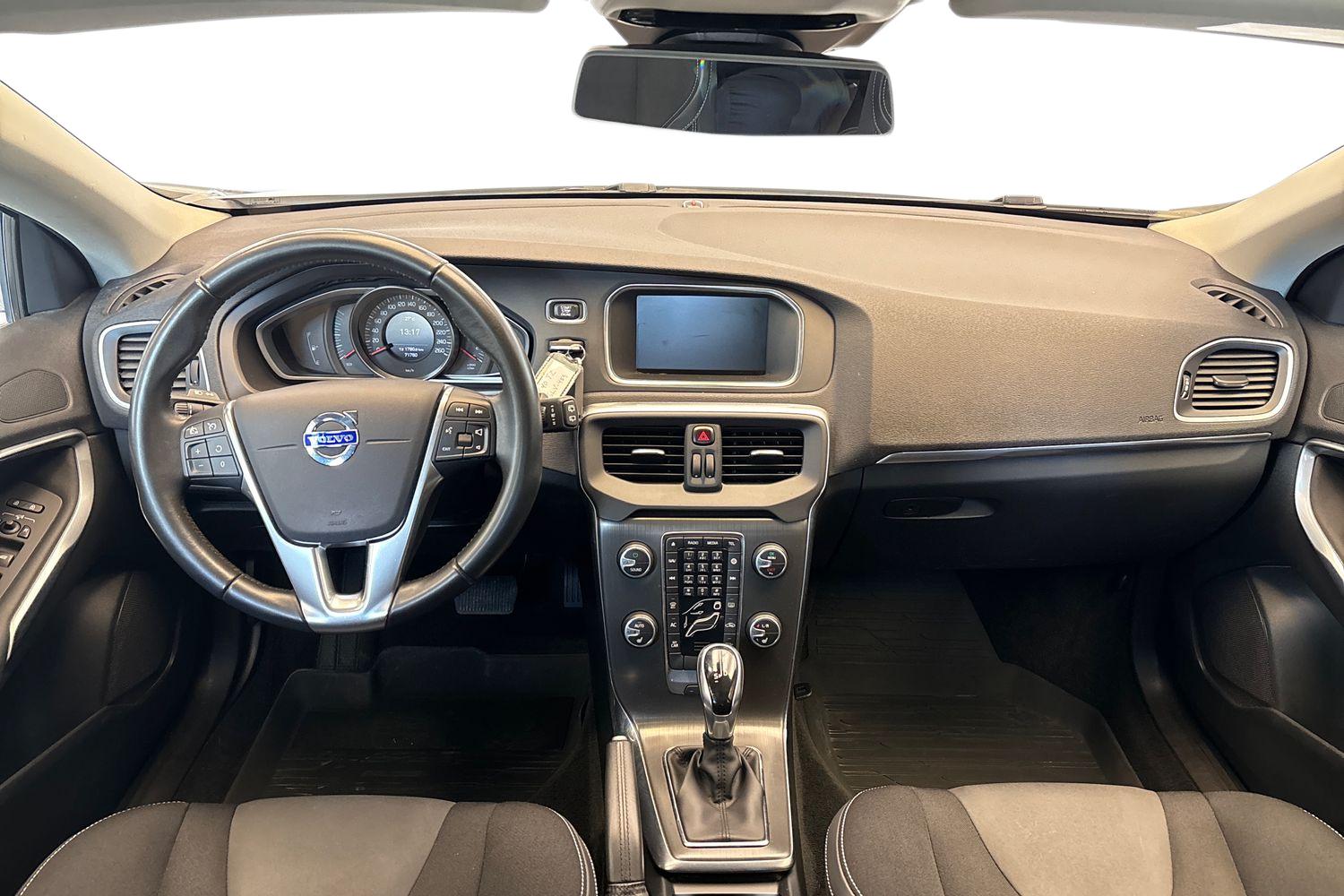 VOLVO V40 2015