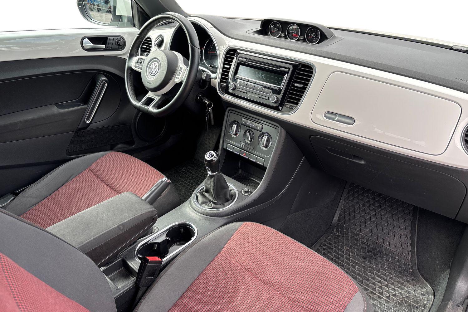 VOLKSWAGEN Beetle 2012