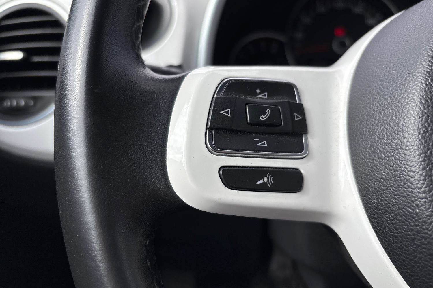 VOLKSWAGEN Beetle 2012