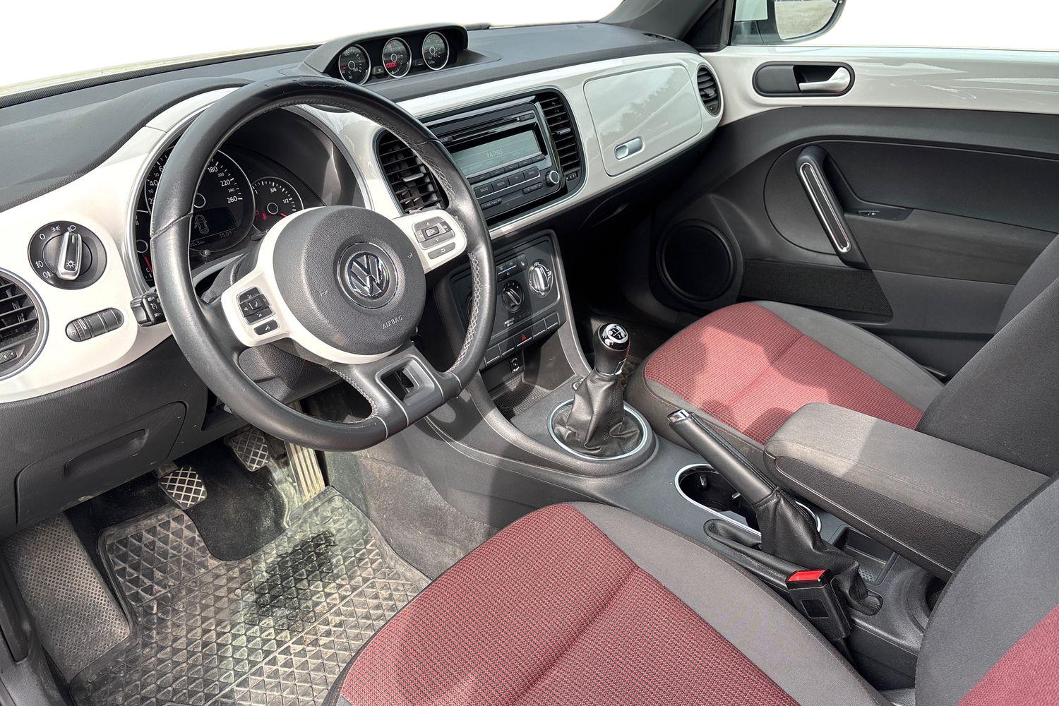 VOLKSWAGEN Beetle 2012