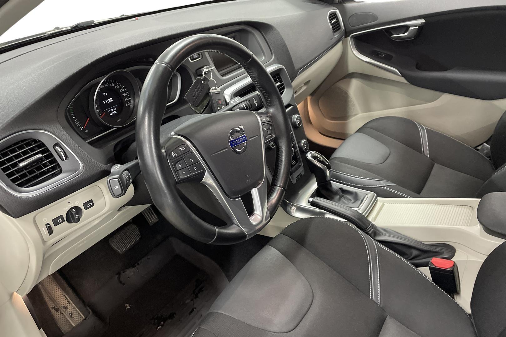 VOLVO V40 2016