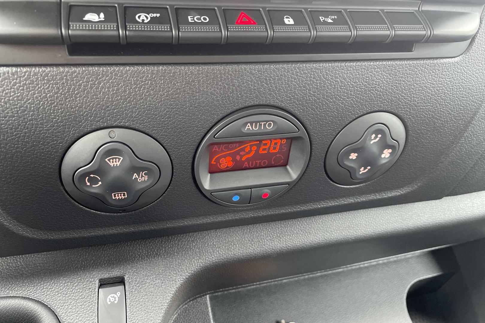 Nissan NV400 2021