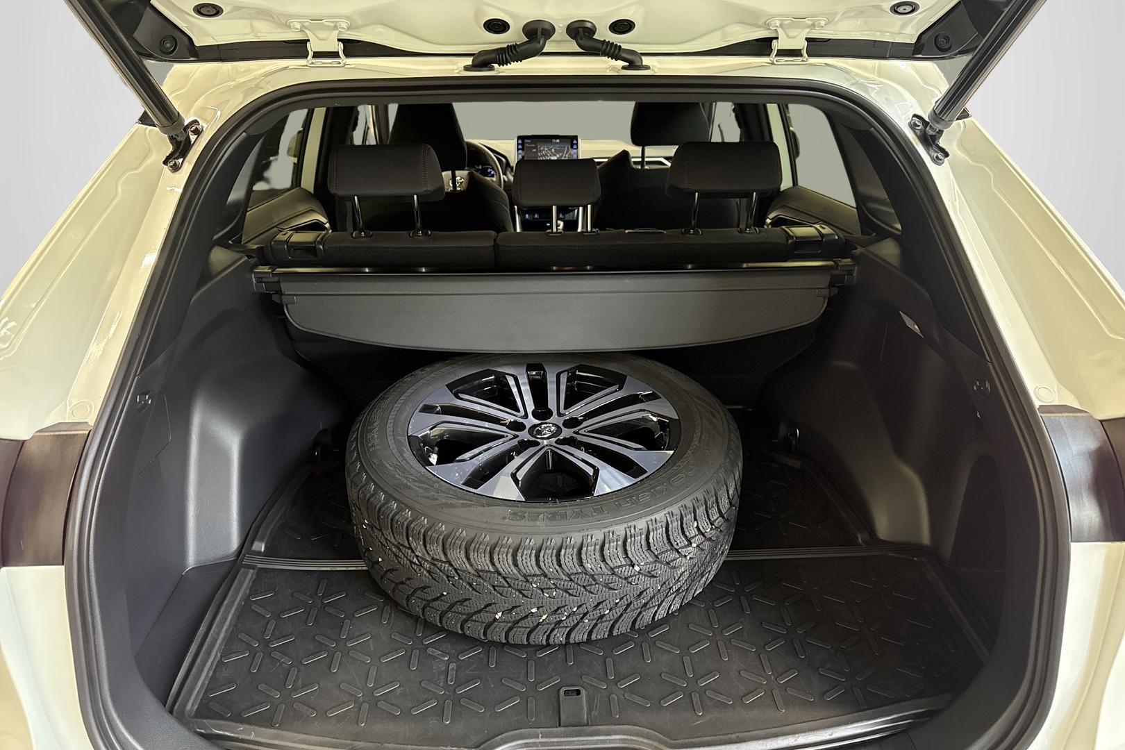 Toyota RAV4 Plug-in 12