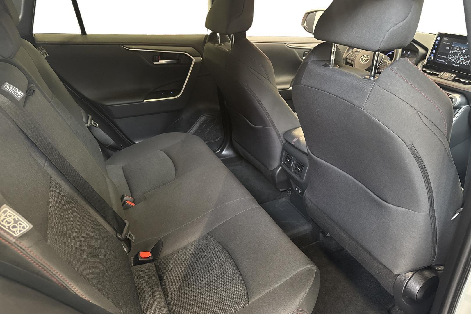 Toyota RAV4 Plug-in 13