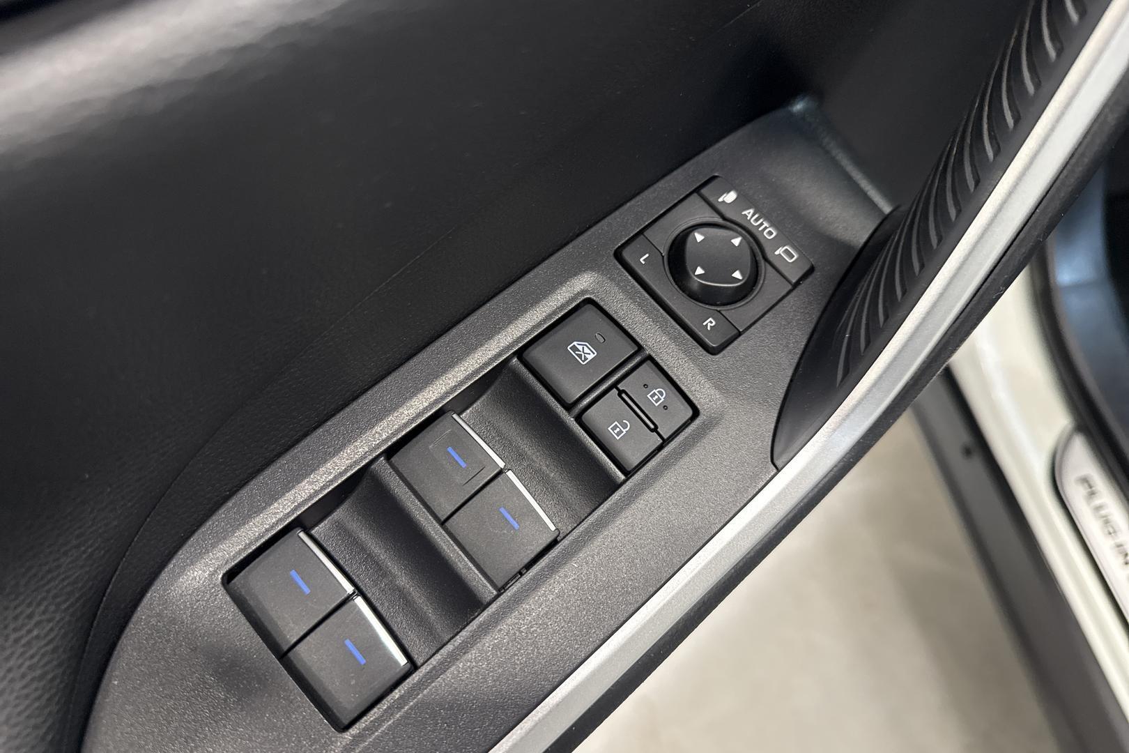 Toyota RAV4 Plug-in 17