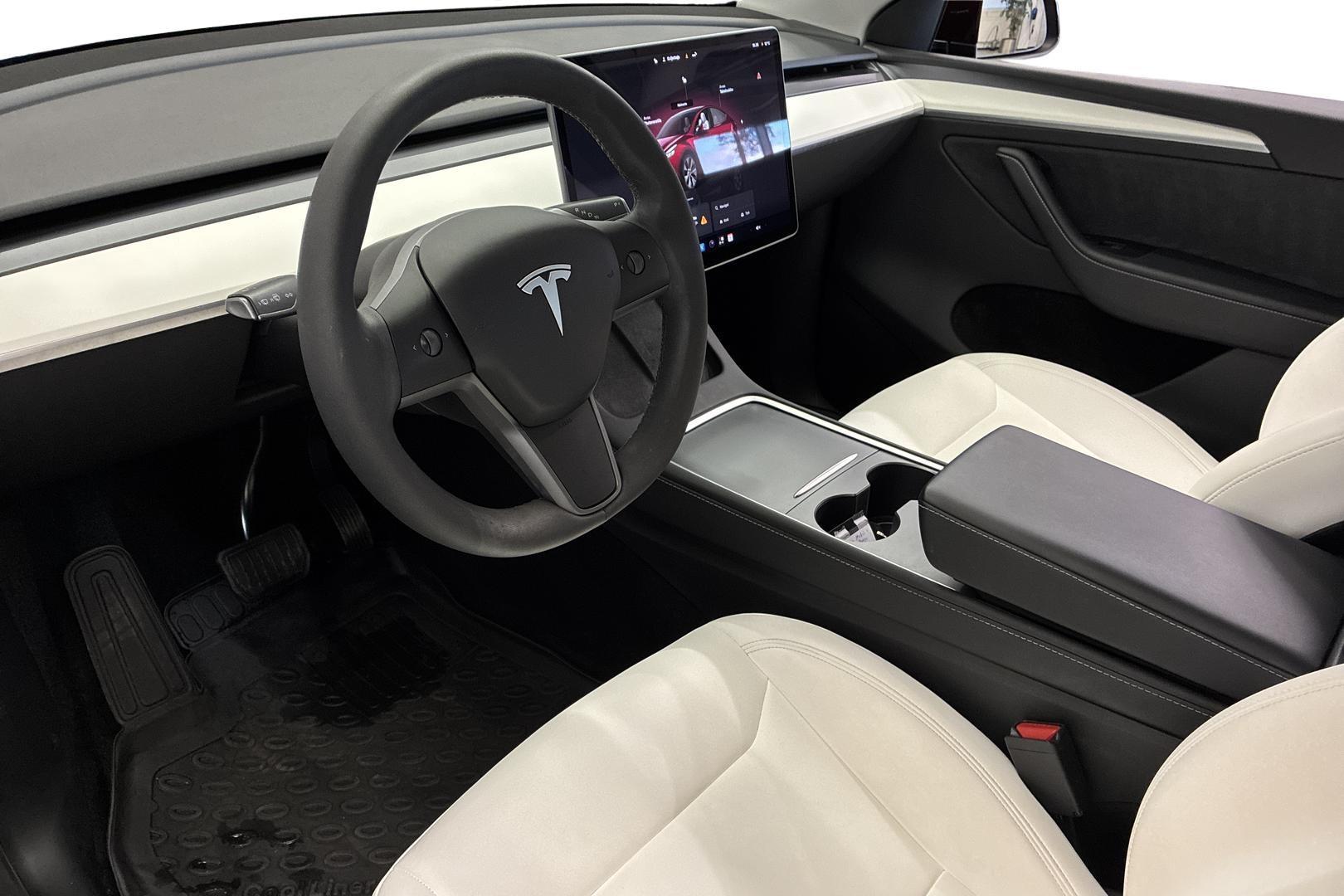 Tesla Model Y 2024