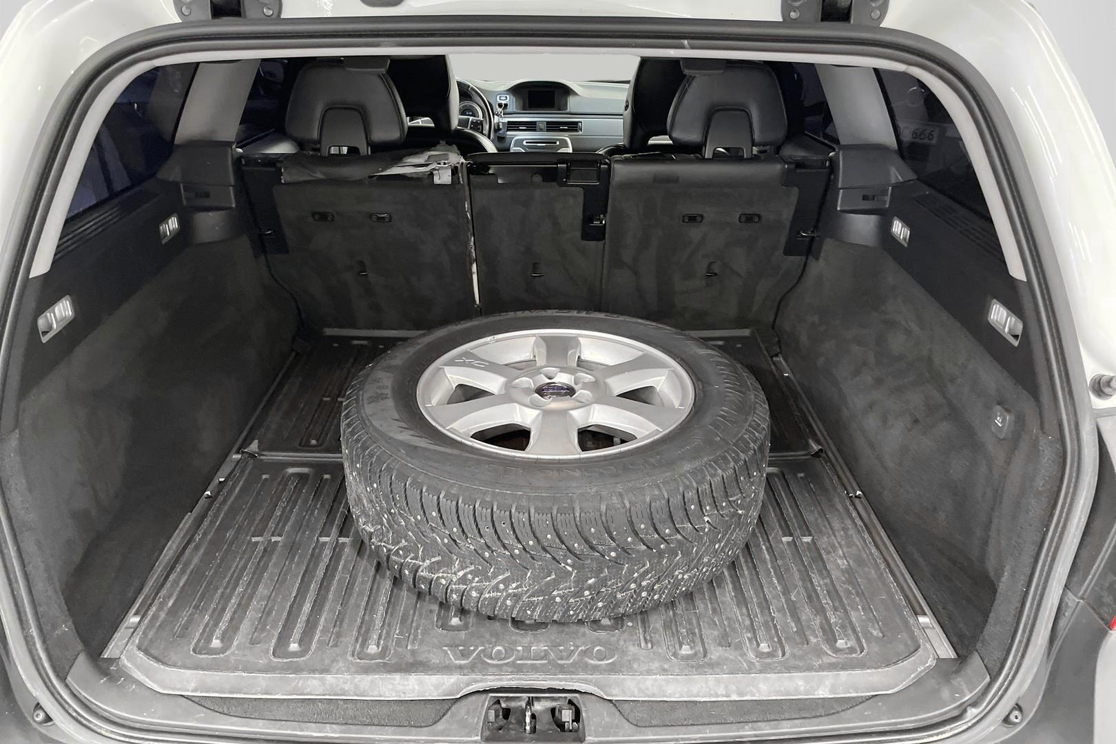 VOLVO XC70 12