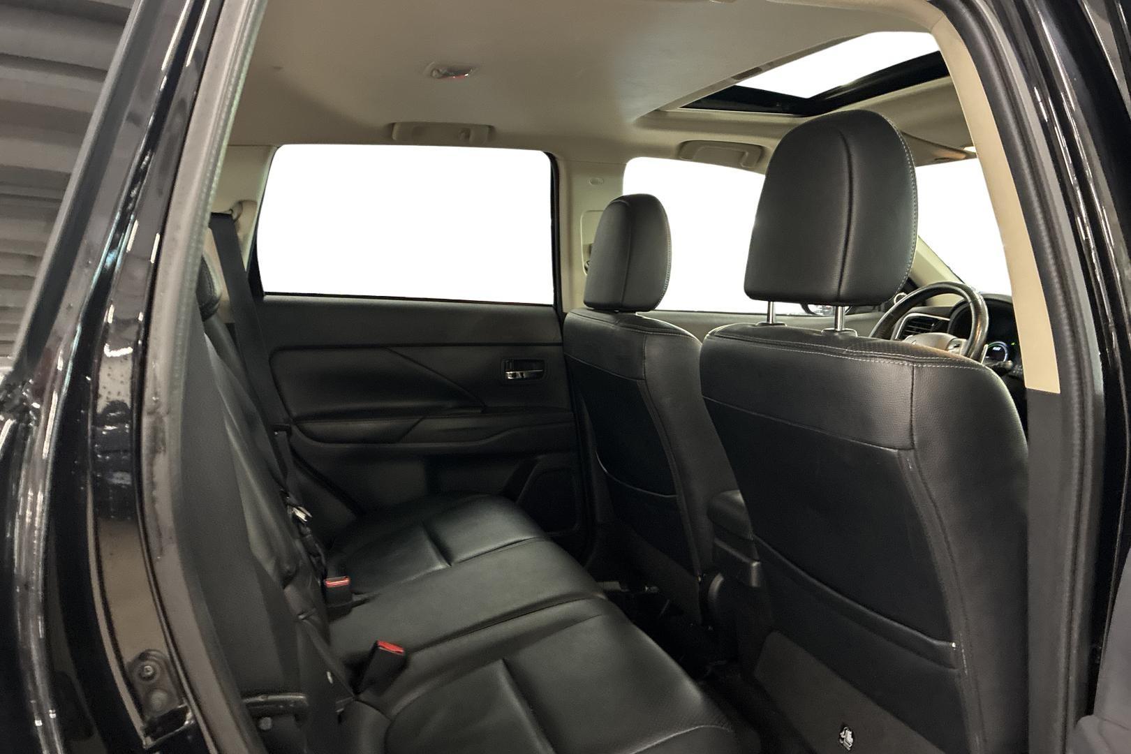 MITSUBISHI Outlander PHEV 2015