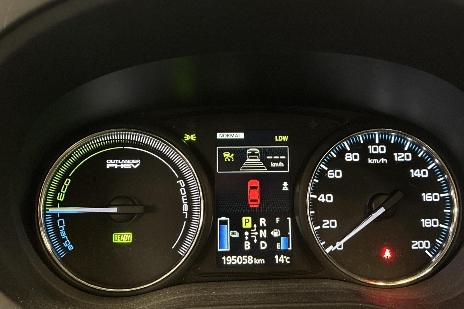 MITSUBISHI Outlander PHEV 2015
