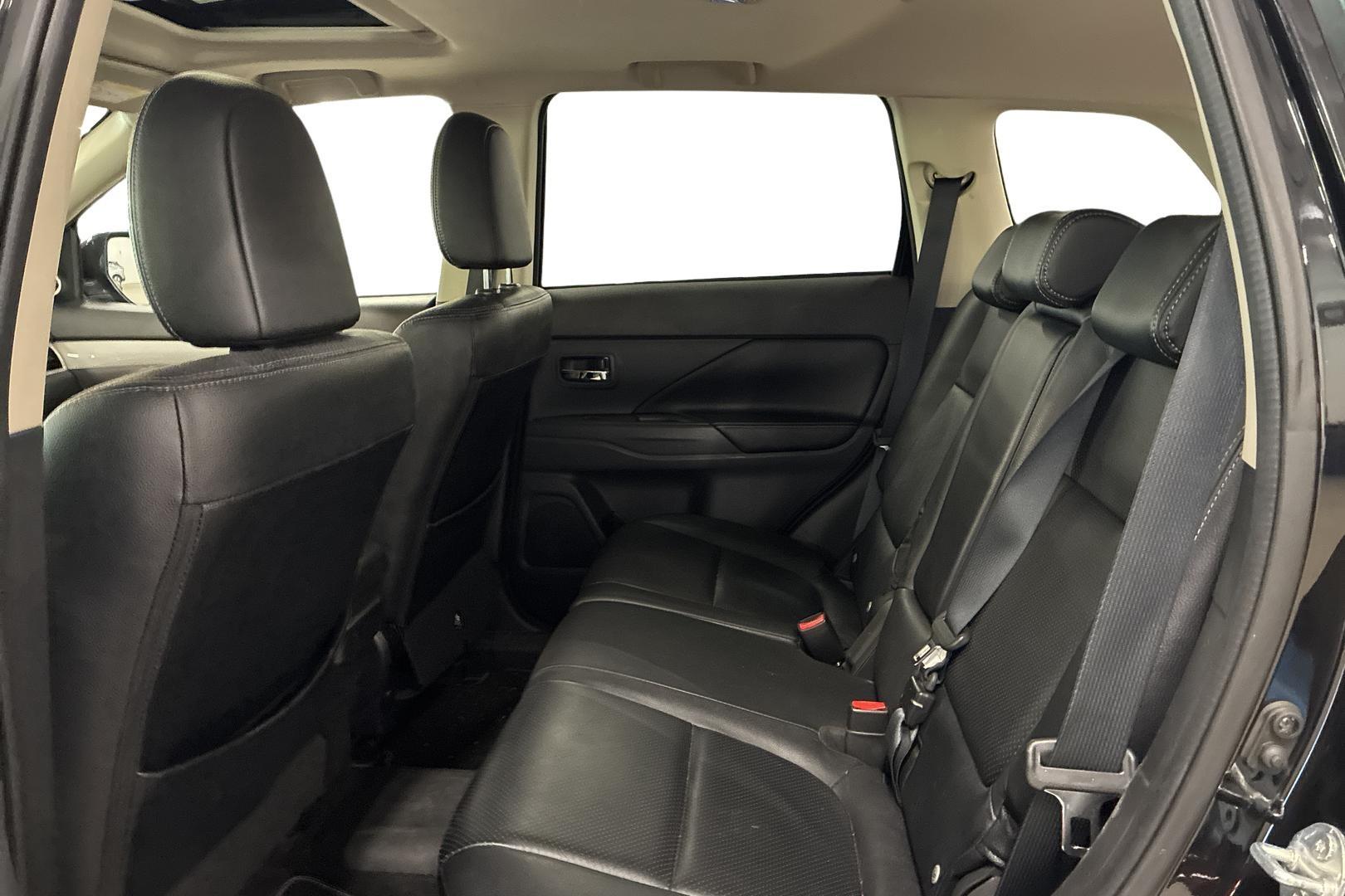 MITSUBISHI Outlander PHEV 2015