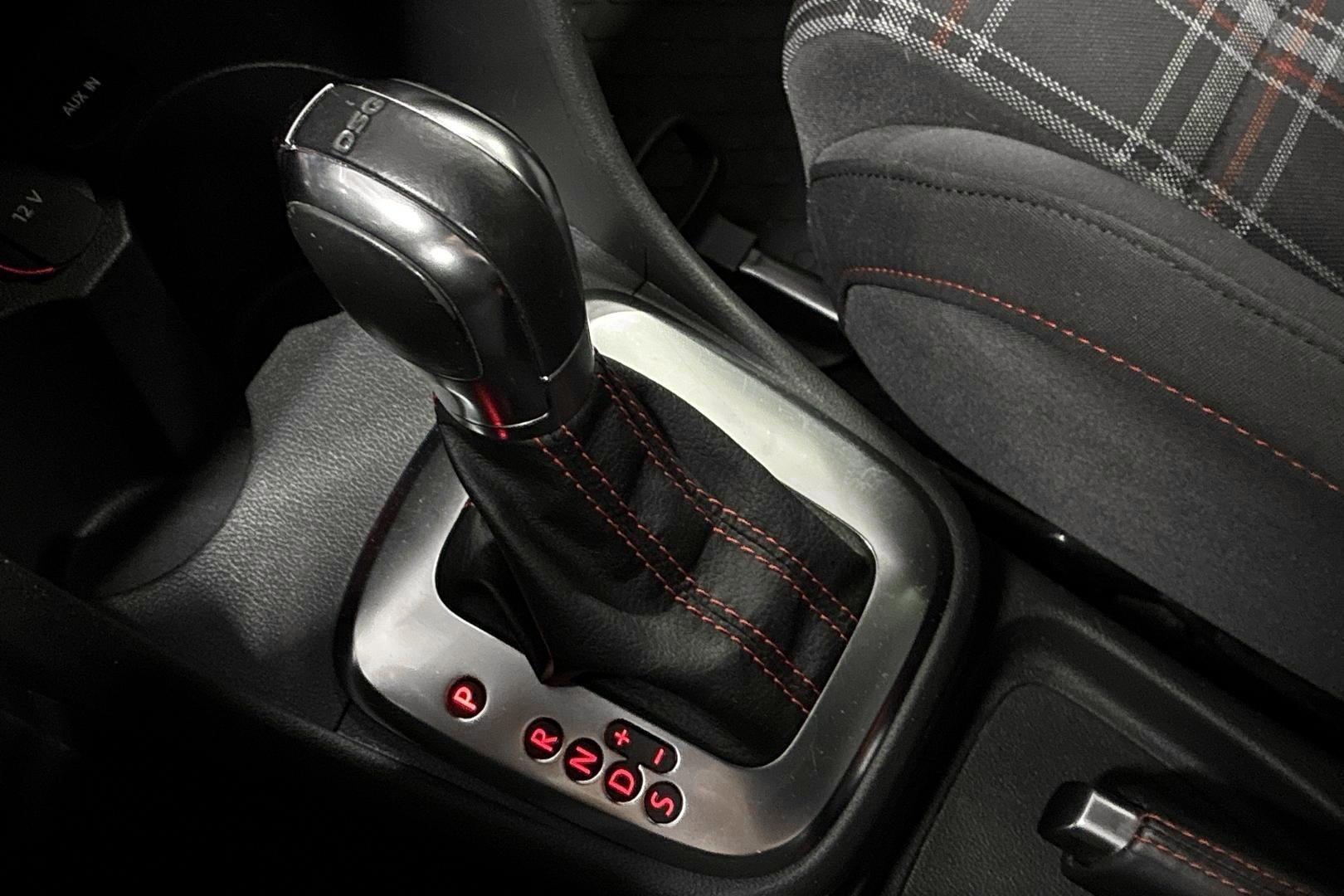 VOLKSWAGEN Polo 2013