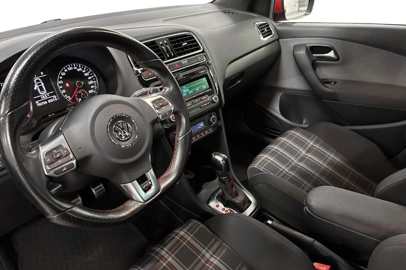 VOLKSWAGEN Polo 2013