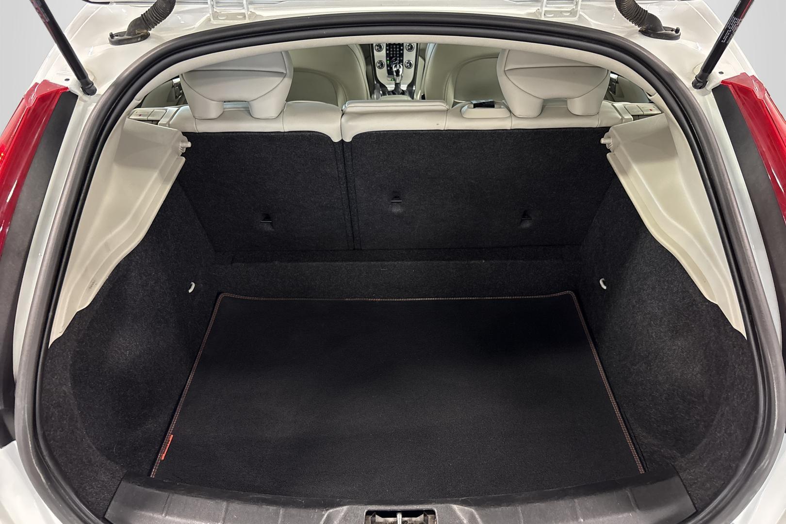 VOLVO V40 2015