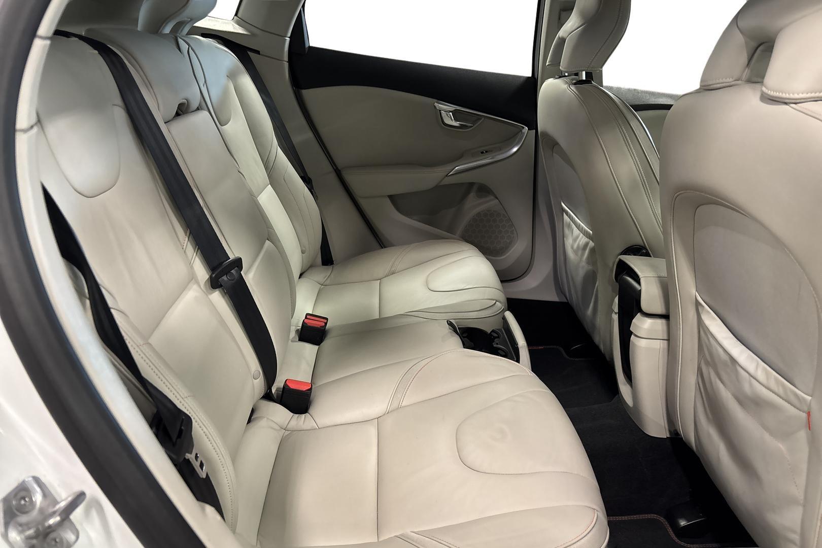 VOLVO V40 2015